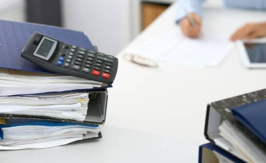 Jak agencje celne zarządzają należnościami celno-podatkowymi przywozowymi i wywozowymi?