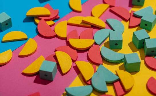 Kolorowe grzechotki jako narzędzie do rozwijania percepcji wzrokowej