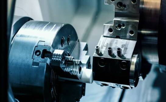 Nowoczesne maszyny CNC i ich wpływ na efektywność szlifowania płaszczyzn