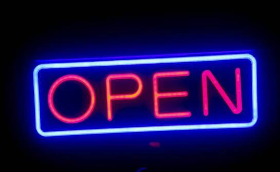 Energooszczędność neonów na zamówienie – dlaczego to istotne dla organizatorów wydarzeń?