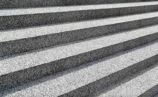 Schody zewnętrzne z granitu w przestrzeniach publicznych – zalety i wyzwania