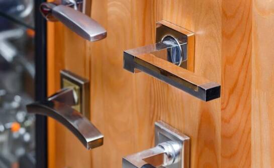 Innowacyjne rozwiązania w okuciach okiennych: co oferuje rynek?