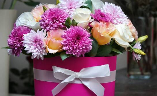 Bukiety urodzinowe: jak dobrać idealną kompozycję dla solenizanta?