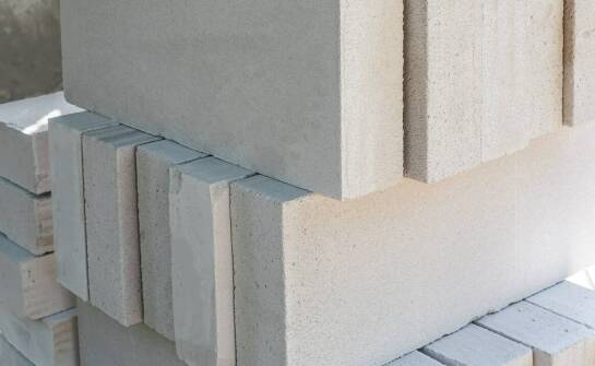 Właściwości izolacyjne bloczków betonowych – co warto wiedzieć?