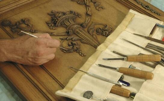 Jak markery do renowacji napisów mogą odmienić wygląd starych mebli?