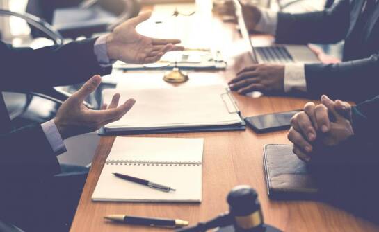 Jak radcy prawni wspierają klientów w sporach gospodarczych?