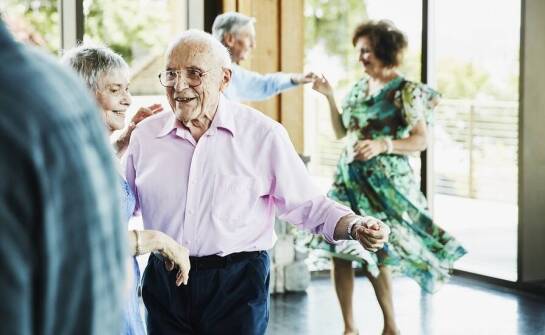 Jak imprezy okolicznościowe wpływają na integrację społeczną seniorów?