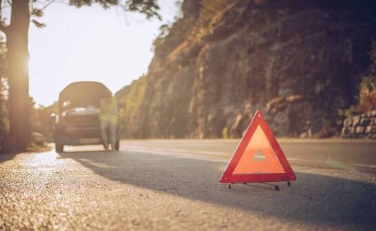 Jakie są kluczowe zasady bezpiecznego podróżowania i gdzie szukać pomocy na drodze?