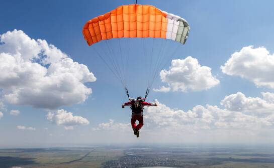 Co wyróżnia instruktora idealnego do prowadzenia kursu spadochronowego?