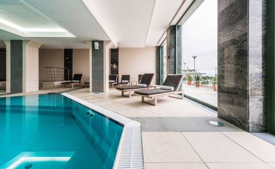 Basen kryty: Idealny na każdą pogodę w hotelu nad morzem