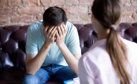 Jak terapia uzależnienia od alkoholu różni się od leczenia farmakologicznego?