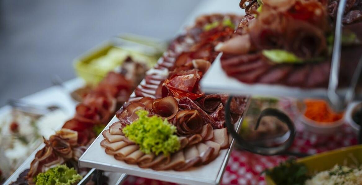 Jakie przekąski z kuchni polskiej warto uwzględnić na zimnej płycie weselnej?