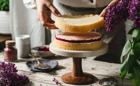 Jakie cechy powinien mieć stojak na ciasto dla profesjonalnych cukierników?