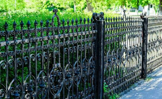 Kluczowe cechy ogrodzeń frontowych pod względem bezpieczeństwa