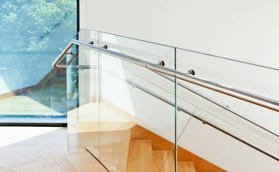 Balustrady na schody zewnętrzne – porównanie materiałów pod kątem trwałości