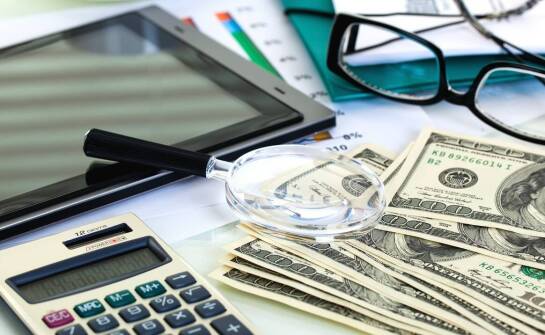 Sennik: Fałszywe pieniądze jako sygnał ostrzegawczy przed oszustwem finansowym