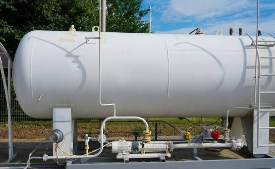 Zastosowanie podwójnej ścianki w zbiornikach magazynowych: korzyści i funkcje