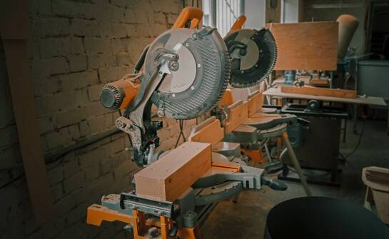 Przewodnik po wynajmie frezarki do rowków w betonie – co warto wiedzieć?