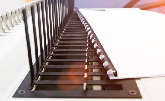 Kluczowe zalety korzystania z pojemników na ulotki A5 w sklepach i biurach