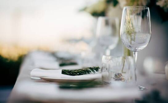 Wyjątkowe menu weselne – inspiracje kulinarne dla sali nad jeziorem