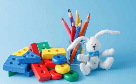 Jakie są kluczowe elementy programu edukacyjnego w przedszkolu z oddziałami terapeutycznymi?