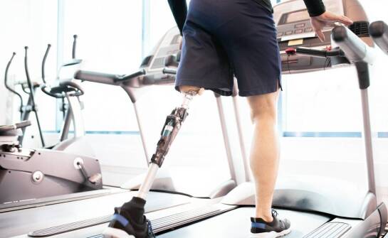 Zastosowanie modułów elektronicznych w protezach nóg – co warto wiedzieć?