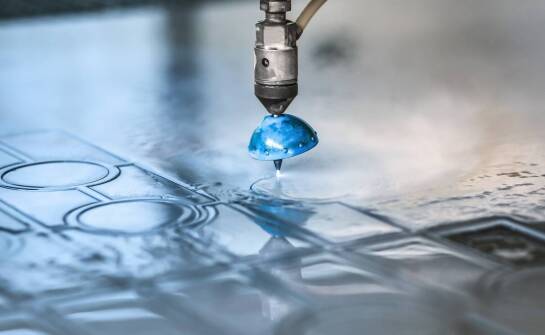 Możliwości grawerowania na plexi w projektach reklamowych