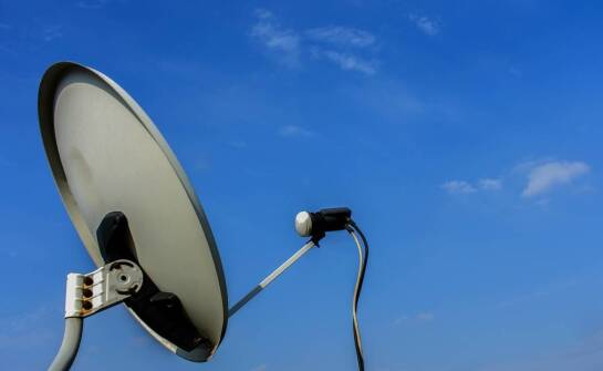 Jakie czynniki wpływają na wydajność anten w instalacjach telekomunikacyjnych?