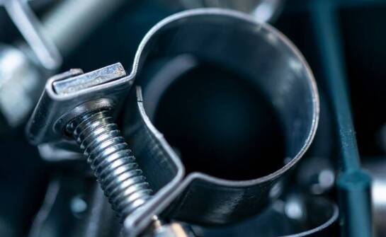 Zastosowanie zacisków śrubowych w systemach HVAC – kluczowe informacje