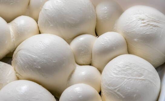 Jakie są różnice w procesie roztapiania różnych rodzajów białej czekolady?