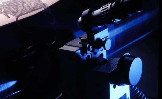 Jakie są podstawowe różnice między szyfrowaniem sprzętowym a programowym dysków?