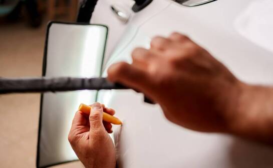 Dlaczego marker olejowy toma to 440 jest nieoceniony w projektowaniu grafik na samochody?