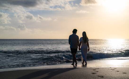 Wieczorne spacery po plaży – romantyczne chwile blisko hotelu