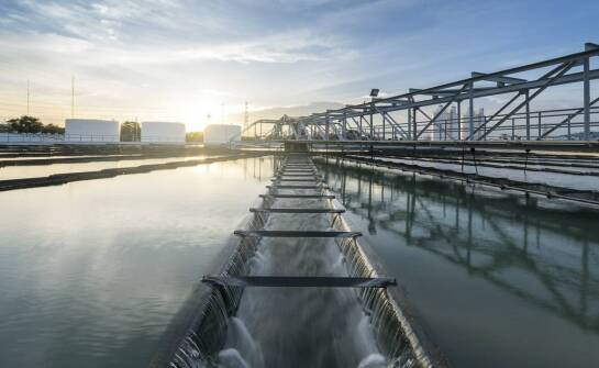 Jak sp zakręt przyczynia się do ochrony środowiska poprzez uzdatnianie wody?