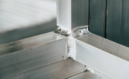 Wpływ grubości stali na wytrzymałość i stabilność wiaty garażowej