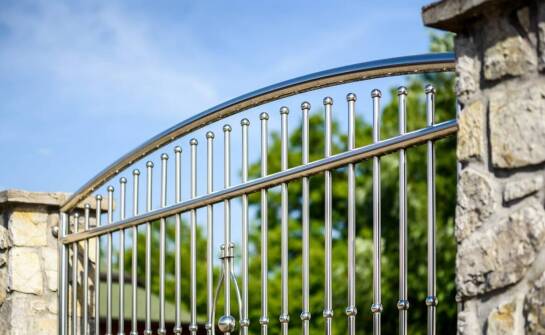 Jakie możliwości aranżacyjne dają przęsła ogrodzeniowe ze stali nierdzewnej?