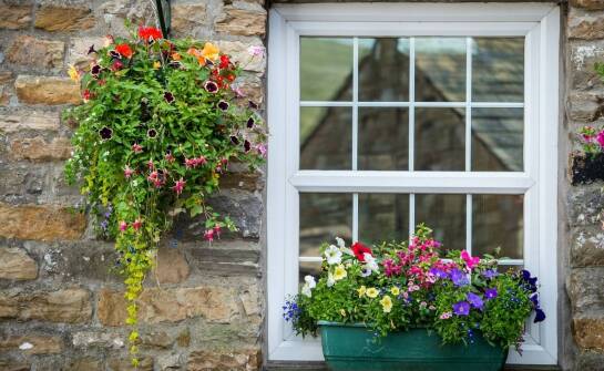 Jak wianki dekoracyjne na okno wpływają na atmosferę w domu?