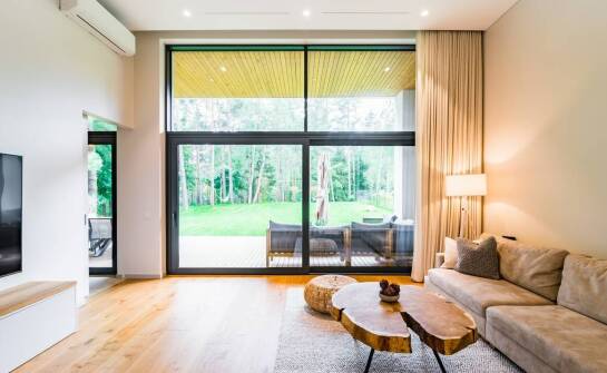 Klienci o drzwiach harmonijkowych z przeszklonymi panelami