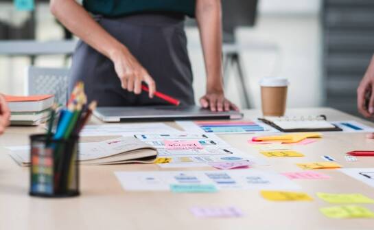 Jakie możliwości daje wybór rozmiaru i kształtu naklejek na zamówienie?