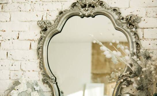 Magiczna symbolika charmsów z motywem pandora żaba z korona