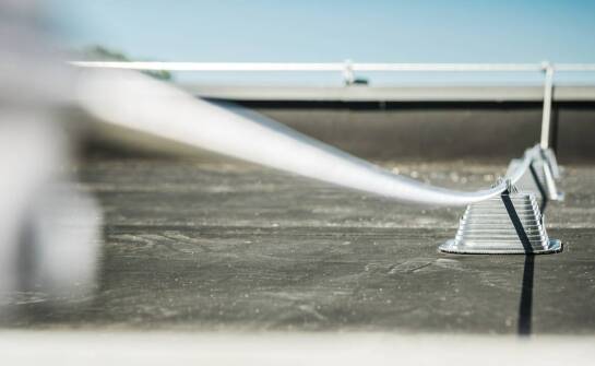 Drabina ewakuacyjna na dach a zgodność z międzynarodowymi standardami bezpieczeństwa