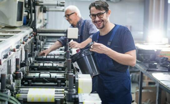 Jakie korzyści przynoszą nowoczesne maszyny drukarskie w produkcji reklamowej?