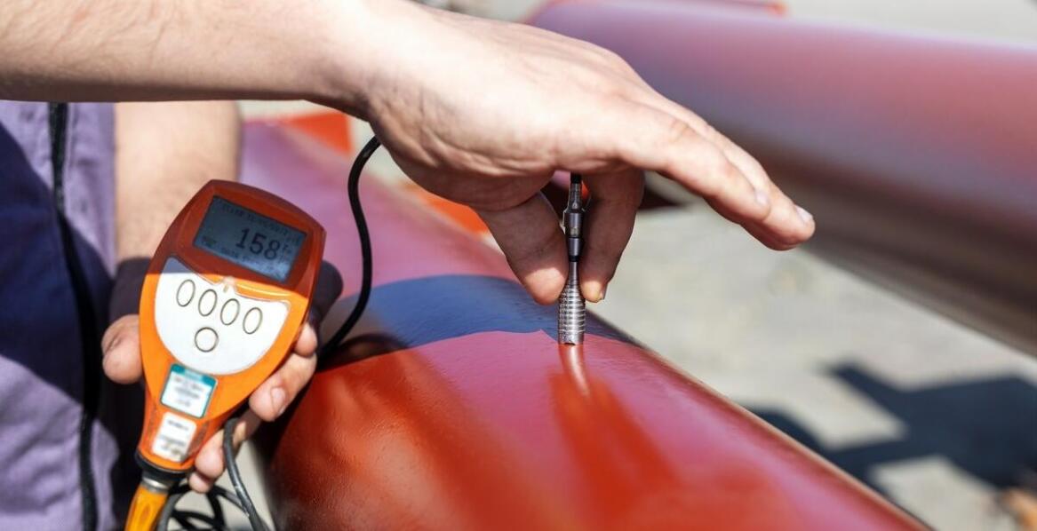 Jak grubościomierze magnetyczne wspierają kontrolę jakości w przemyśle?