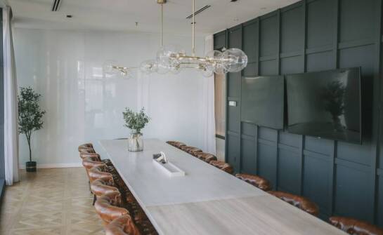 Panele akustyczne jako kluczowy element nowoczesnych sal konferencyjnych