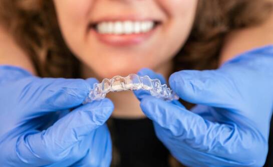 Wpływ nakładek Invisalign na zdrowie zębów i dziąseł