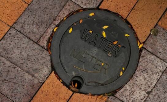 Dlaczego odporność na czynniki zewnętrzne jest kluczowa w przypadku tabliczek znamionowych?