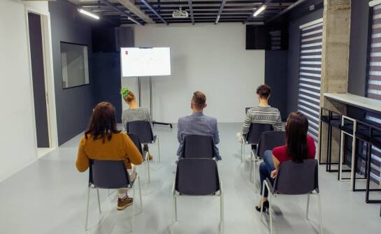 Jakie są różnice między szkoleniami BHP online a stacjonarnymi w Warszawie?