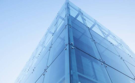 Zastosowanie folii przeciwsłonecznych w budynkach biurowych: ochrona i komfort