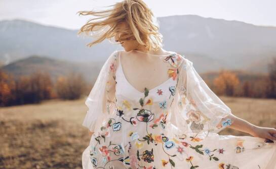 Jakie zalety niesie ze sobą sesja kobieca realizowana przez taniego fotografa?