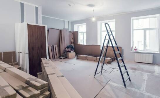 Położenie paneli a remonty mieszkań – jak skoordynować prace wykończeniowe?